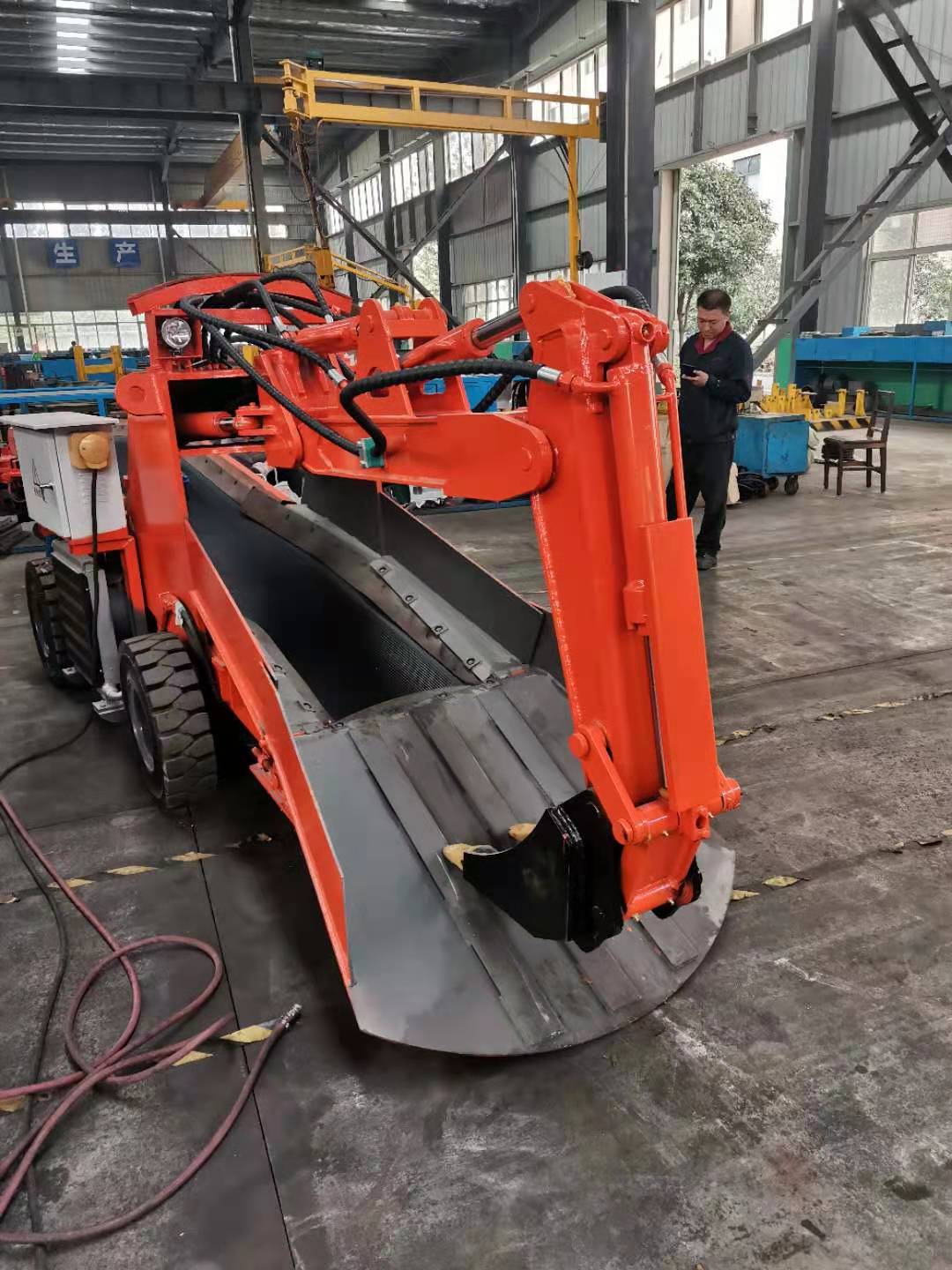 扒渣機的液壓油什么時候該怎樣更換？